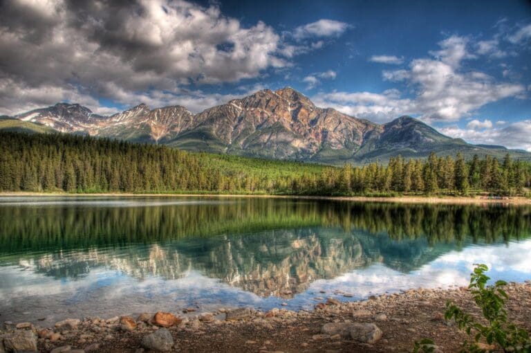 Explore the Top Must-Visit Destinations in the Canadian Rockies